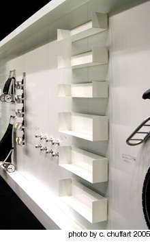 linea1 shelves in the exihibition design de série